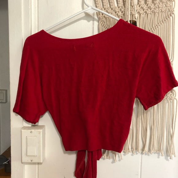 Front-tie red crop top - Picture 2 of 2